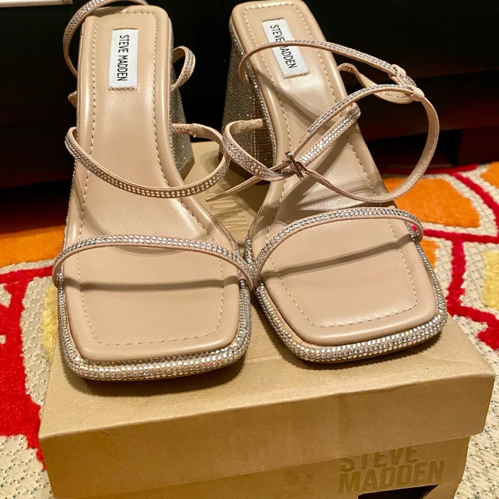 New 🗃️ Steve Madden Neutral Strappy Women's Block Heels With Rhinestones - Picture 1 of 9